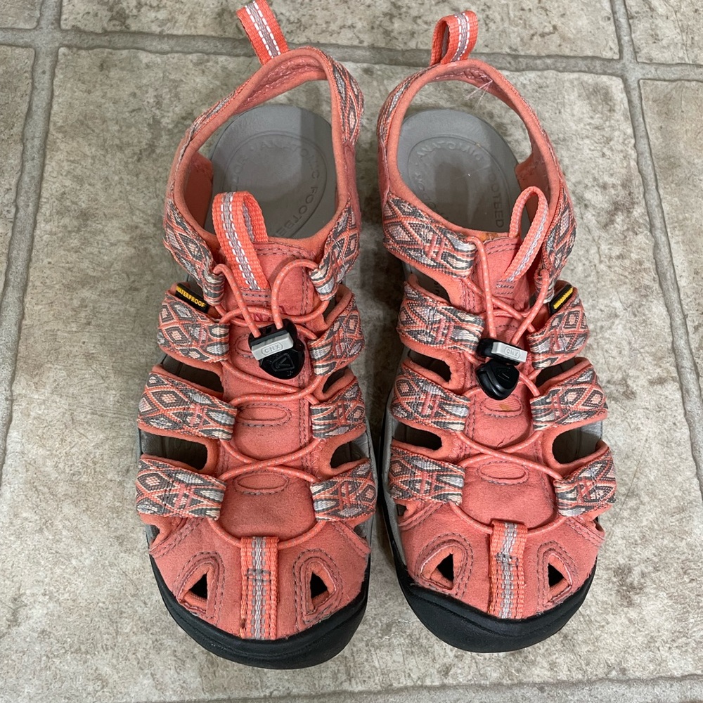EUC Women’s Size 6 Keen Waterproof Outdoor Shoe - Picture 2 of 8